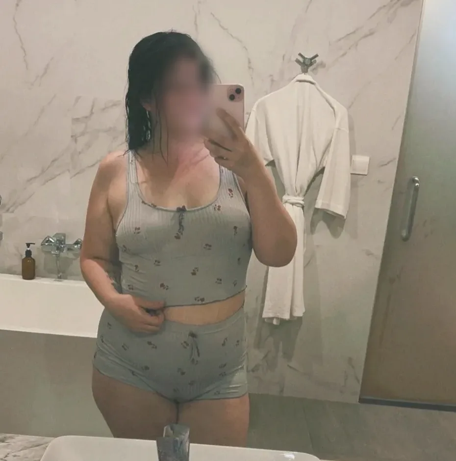 Larissa, 27